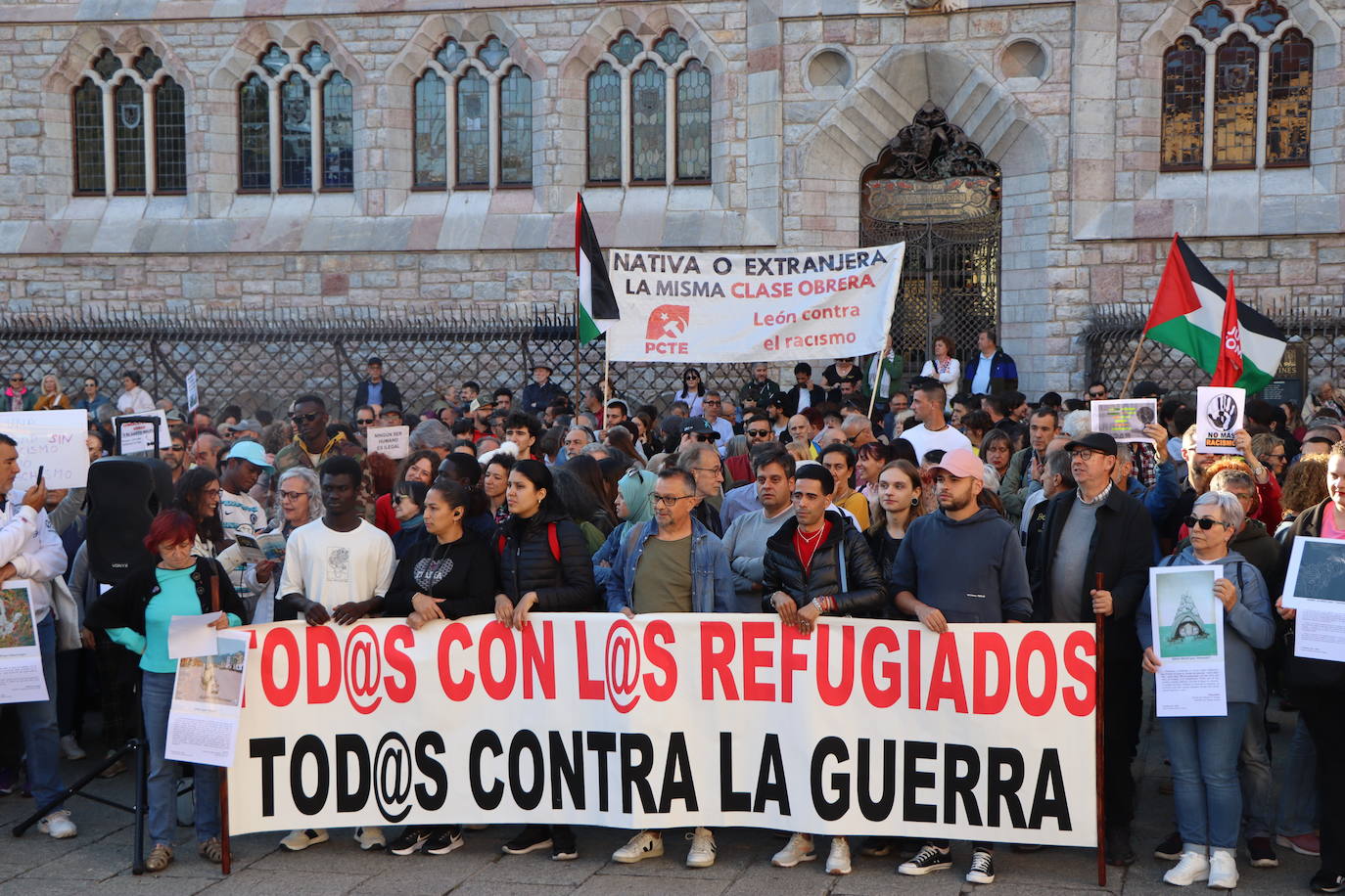 Medio millar de personas se concentran en Botines por el Día Mundial del Refugiado