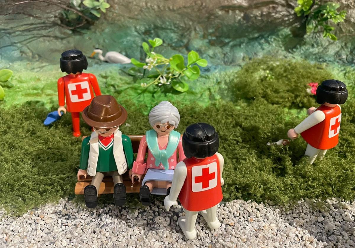 Imagen de las piezas de playmobil recreando trabajo de la Cruz Roja.