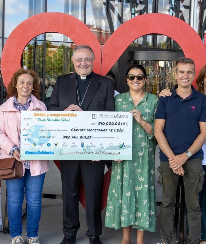 Imagen secundaria 2 - La III Marcha Solidaria recauda 10.000 euros para las familias más necesitadas