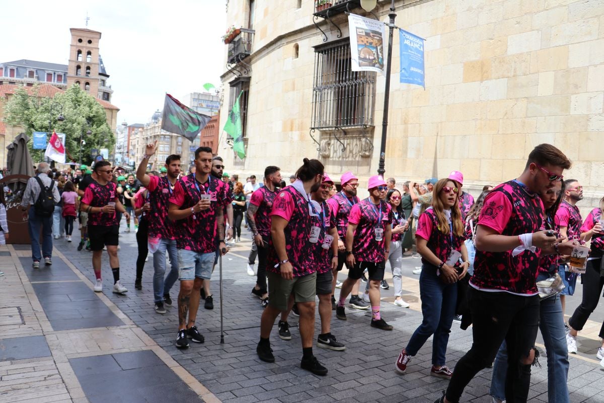 Las mejores imágenes del desfile de peñas en León