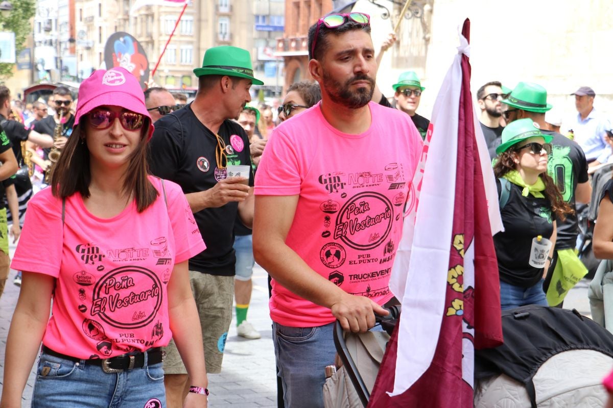 Las mejores imágenes del desfile de peñas en León