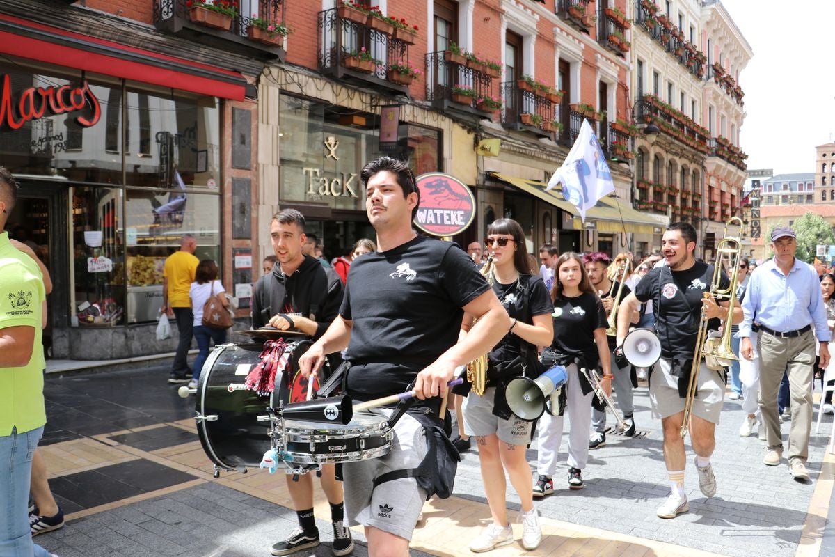 Las mejores imágenes del desfile de peñas en León