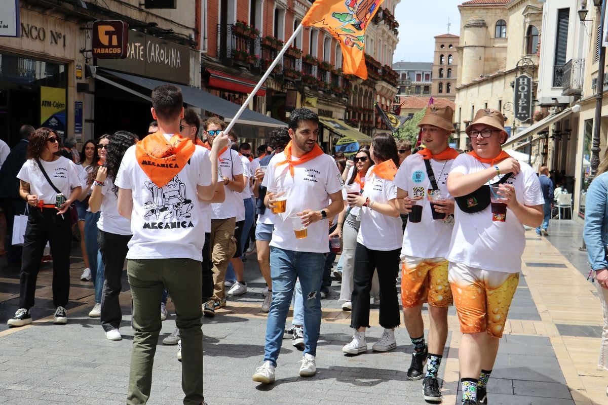 Las mejores imágenes del desfile de peñas en León