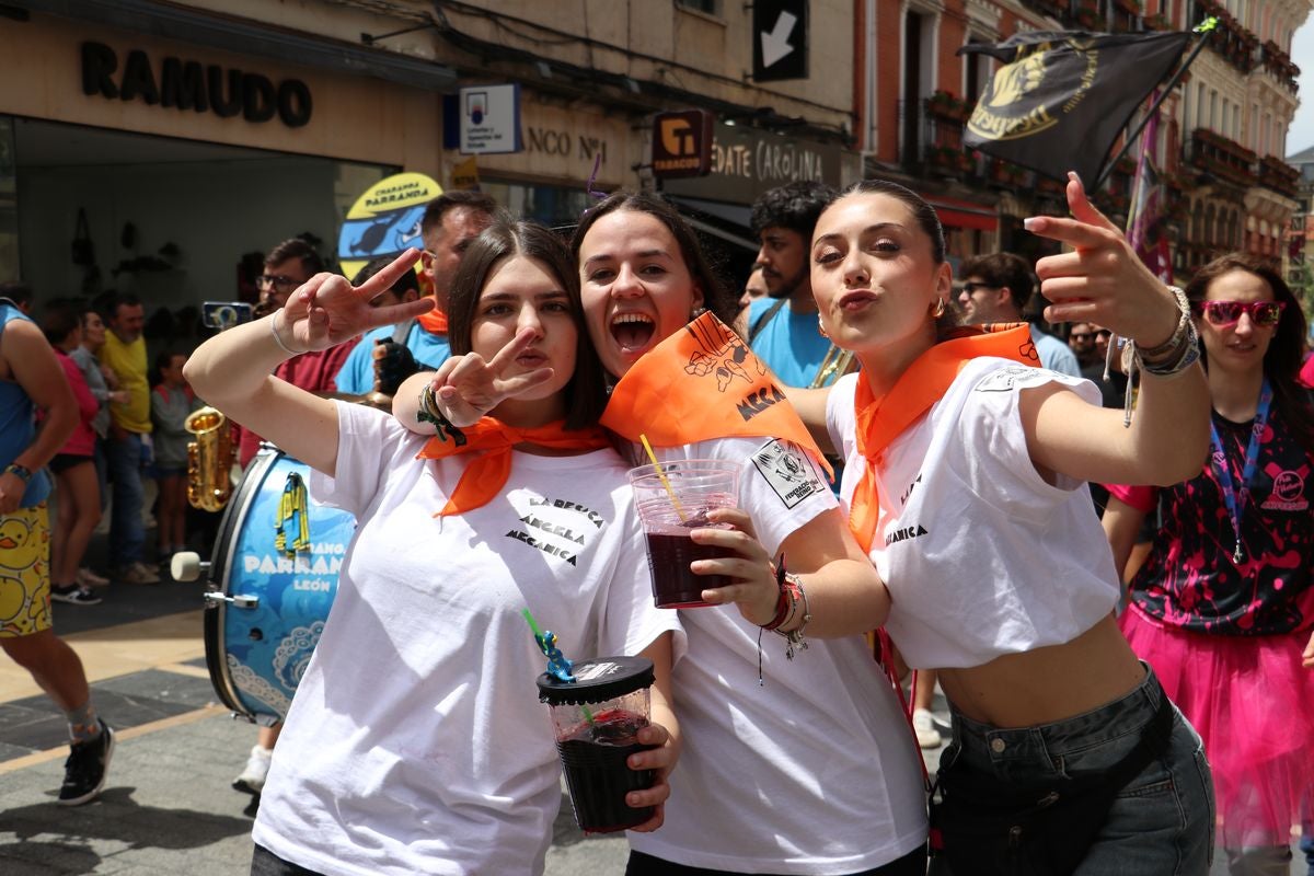 Las mejores imágenes del desfile de peñas en León