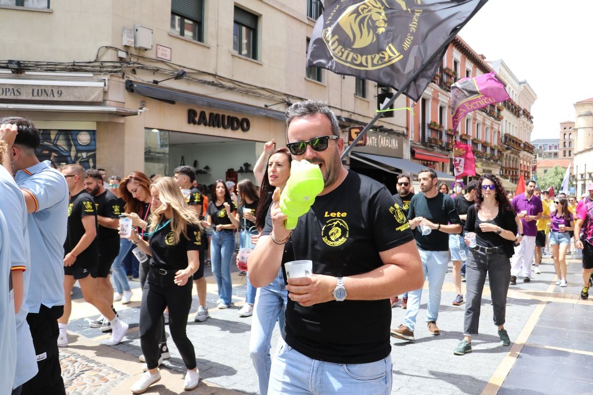 Las mejores imágenes del desfile de peñas en León