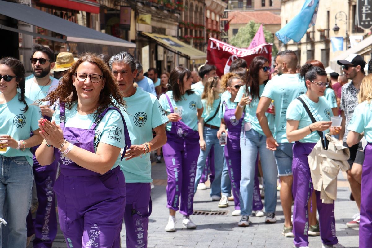 Las mejores imágenes del desfile de peñas en León