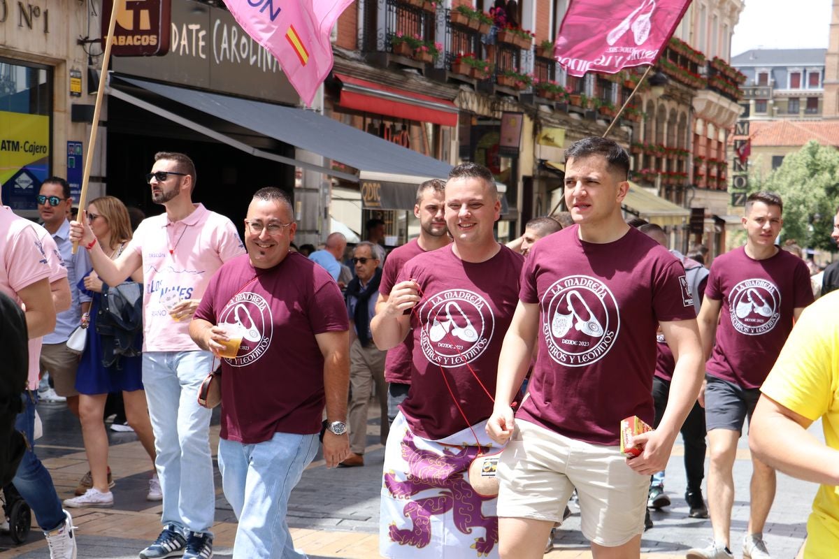 Las mejores imágenes del desfile de peñas en León