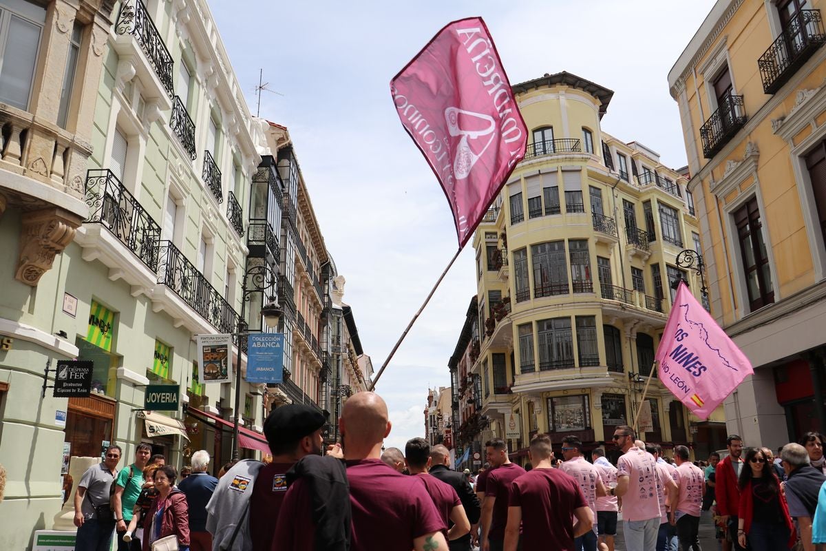 Las mejores imágenes del desfile de peñas en León