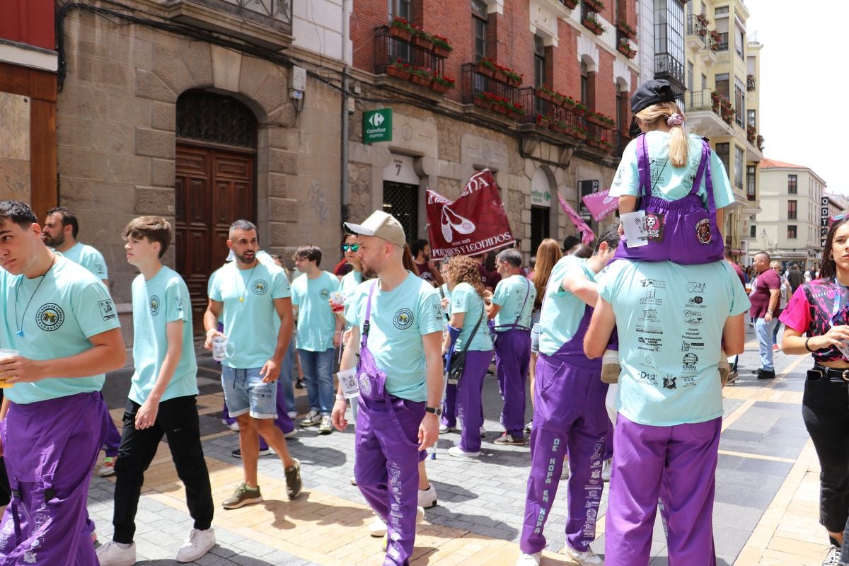 Las mejores imágenes del desfile de peñas en León