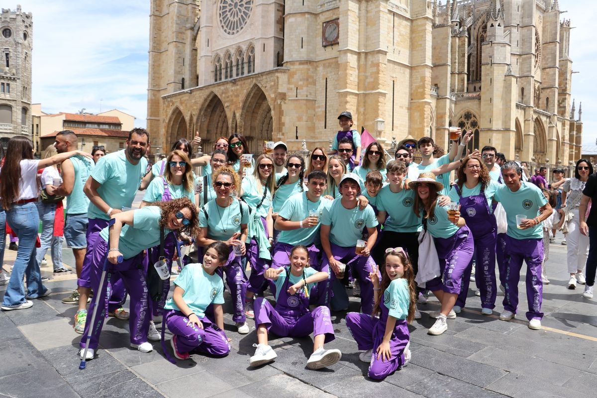 Las mejores imágenes del desfile de peñas en León