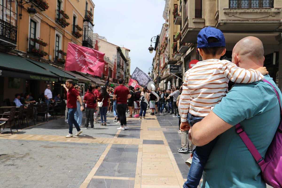 Las mejores imágenes del desfile de peñas en León