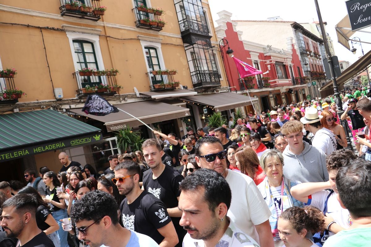 Las mejores imágenes del desfile de peñas en León