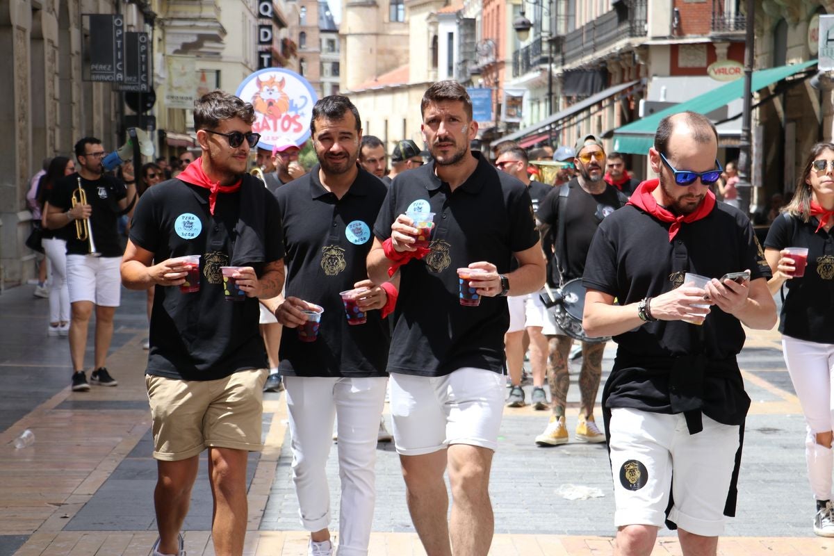 Las mejores imágenes del desfile de peñas en León