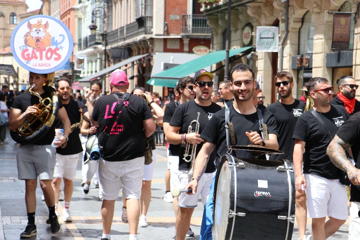 Las mejores imágenes del desfile de peñas en León