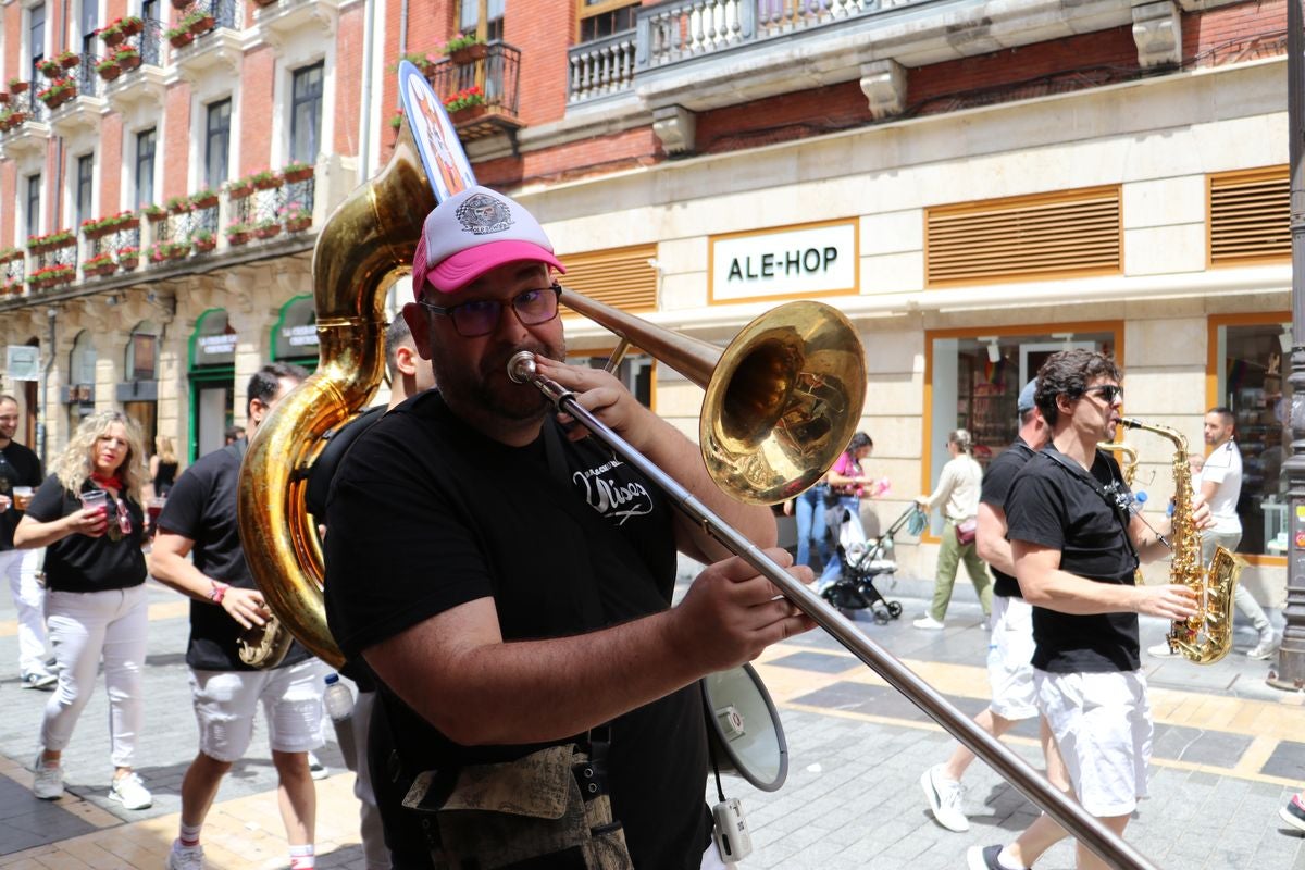 Las mejores imágenes del desfile de peñas en León