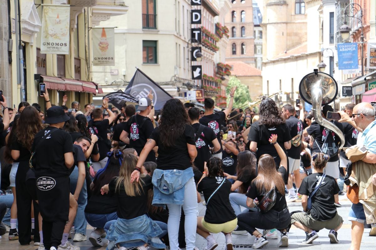 Las mejores imágenes del desfile de peñas en León