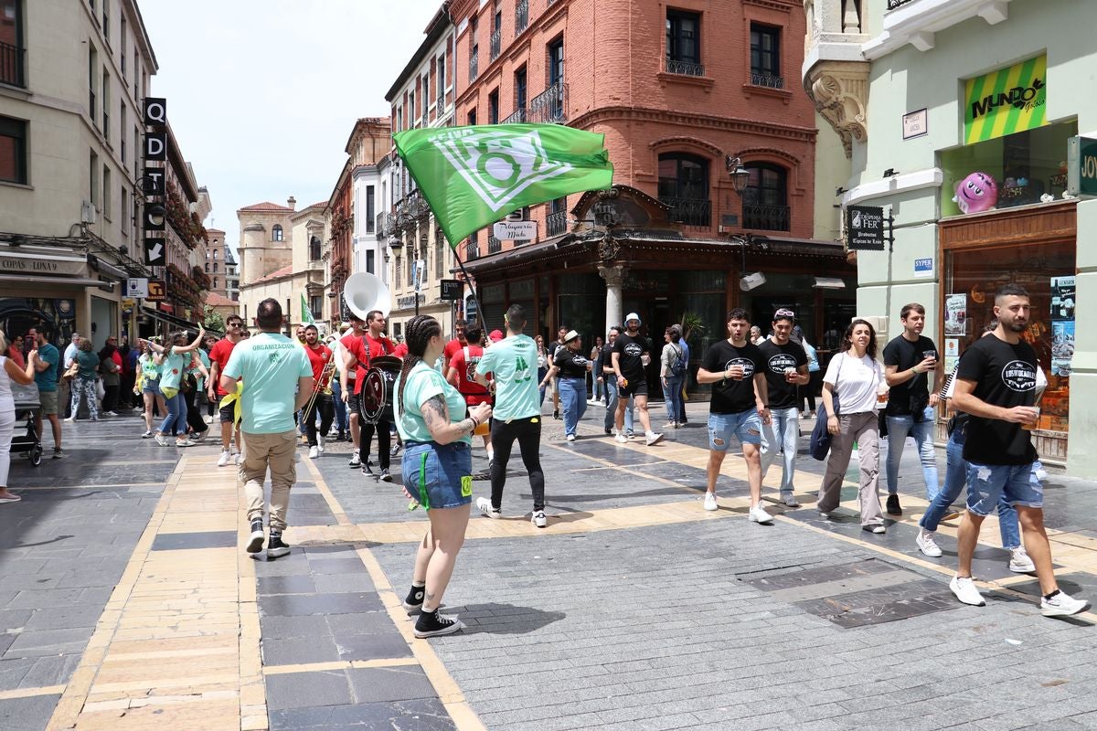 Las mejores imágenes del desfile de peñas en León