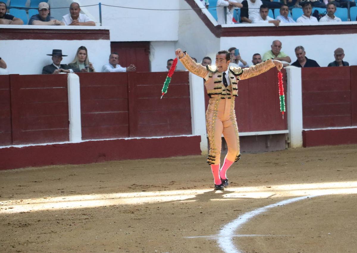 Imagen secundaria 1 - El Fandi y Perera triunfan en León con una inválida y aburrida corrida de Zalduendo