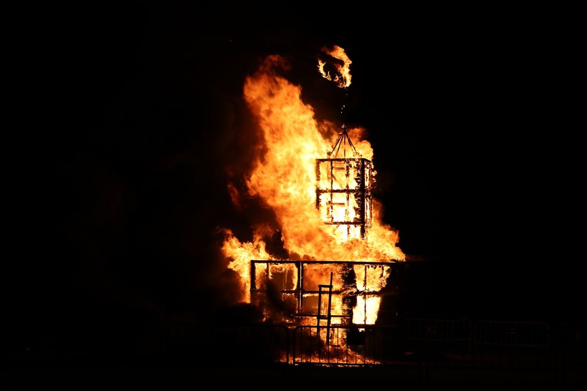 El fuego acaba con el rugido del león