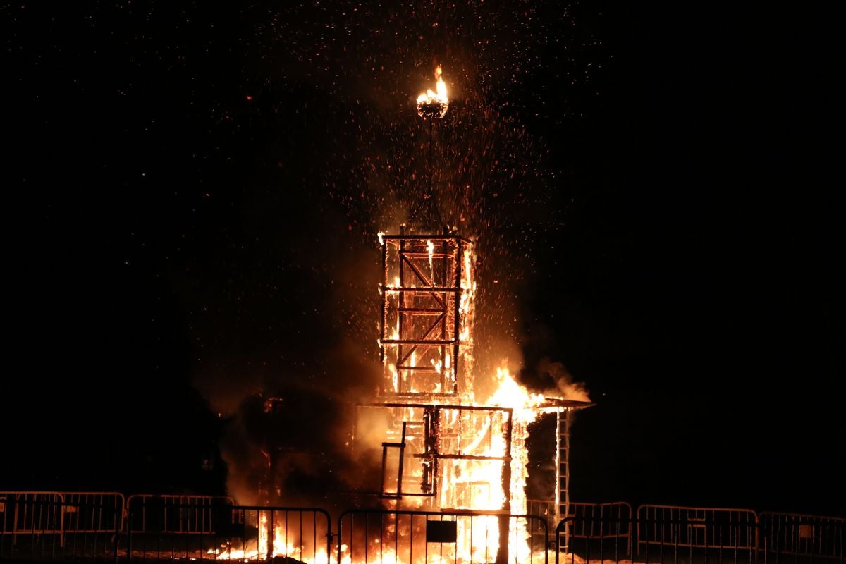 El fuego acaba con el rugido del león