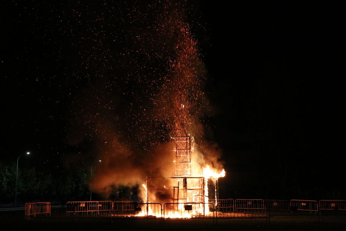 El fuego acaba con el rugido del león