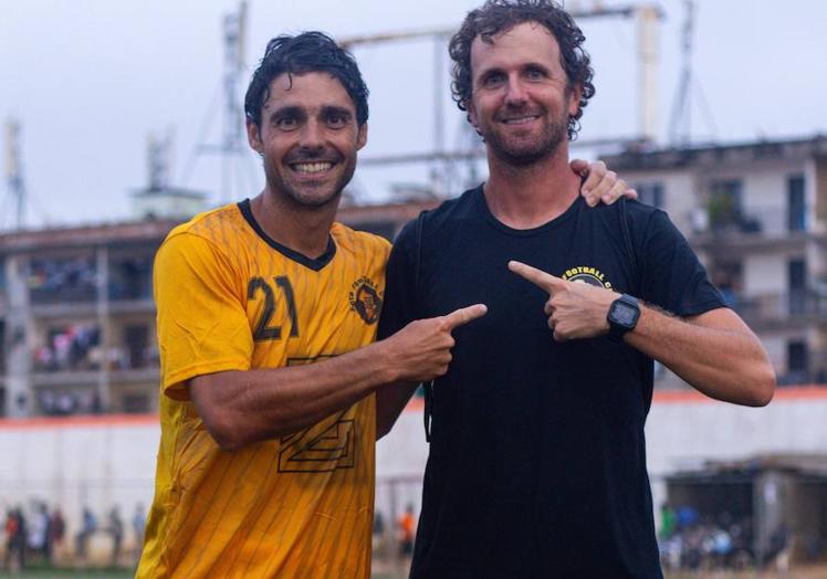 Galán posa junto a Álex García, impulsor del proyecto del Zota FC y entrenador.