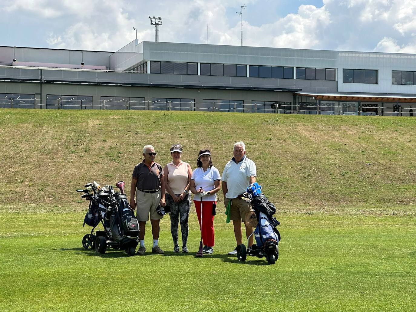 Imagenes de participantes en el III Torneo de Golf de Leonoticias