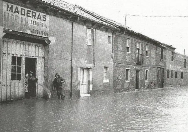 Maderas Morán. En el Rollo de Santa Ana, durante la inundación.