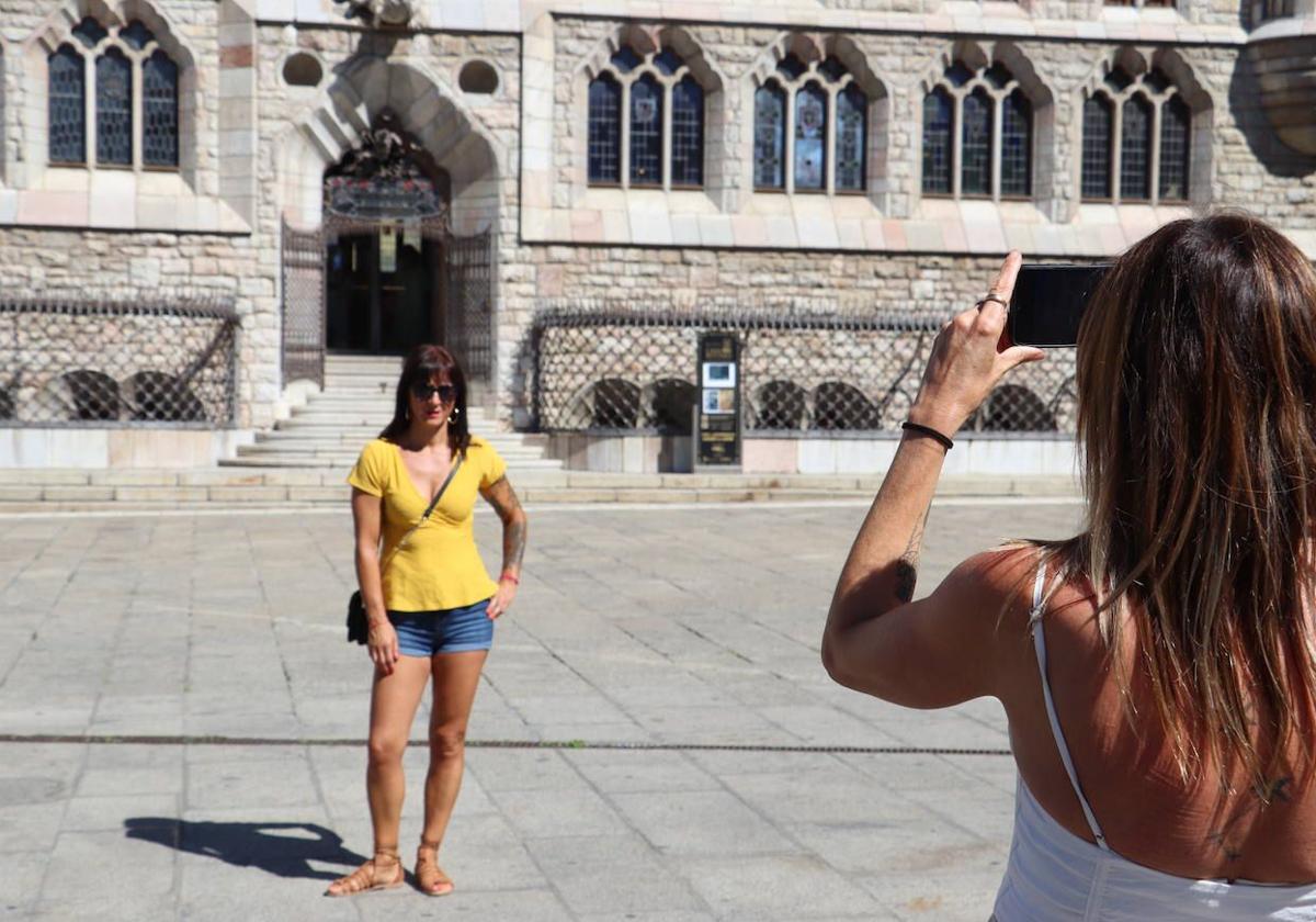 Una mujer se hace una focto frente a Botines en una imagen de archivo.