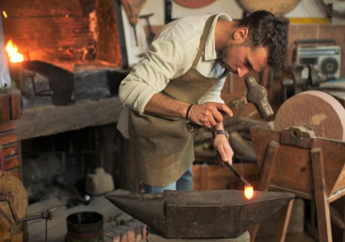 Imagen de archivo del cuchillero Manuel Fernández Rovira trabajando en su taller.