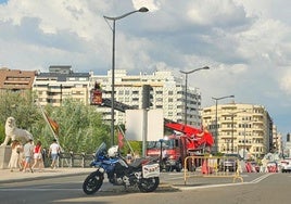 Actuación en las banderas del puente de los leones.