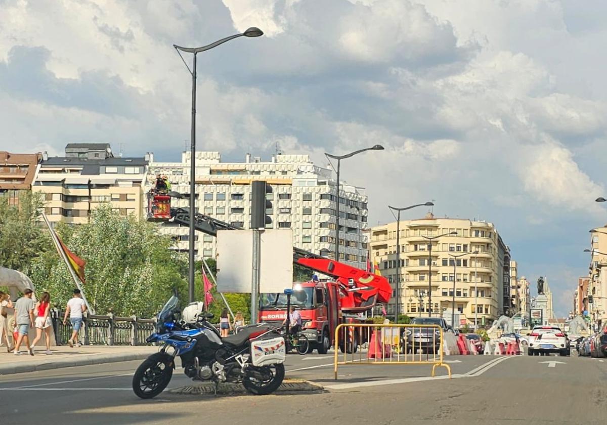 Actuación en las banderas del puente de los leones.