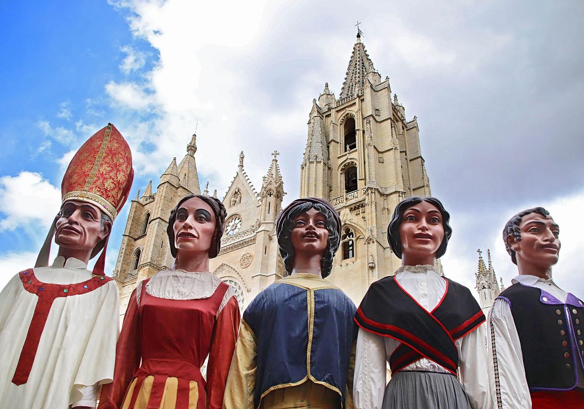 Gigantes de León en las fiestas de San Juan y San Pedro.