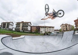 Imagen de archivo de un usuario practicando en un skate park.