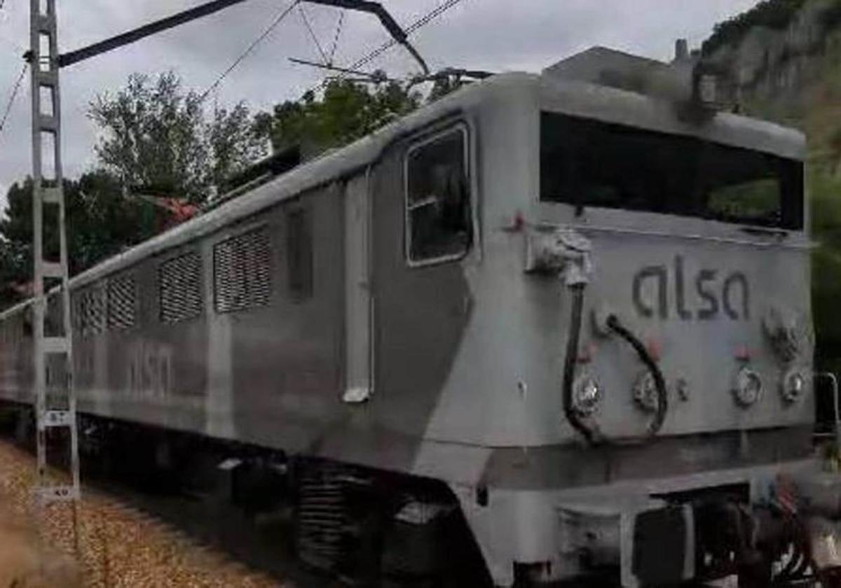 Locomotora de Alsa remolcando bobinas en la rampa.