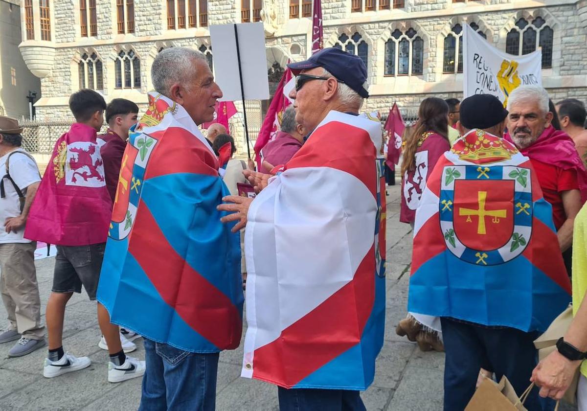 Concentración leonesista a las puertas de la Diputación de León.