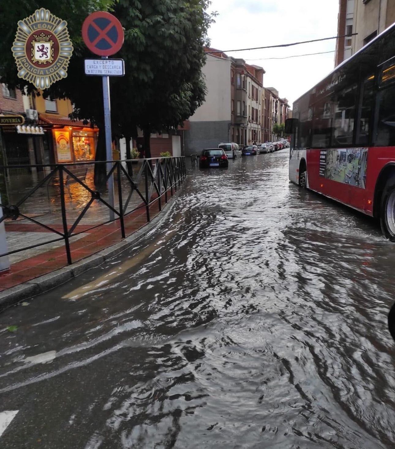 Imagen secundaria 1 - Imágenes de las calles cortadas en León.