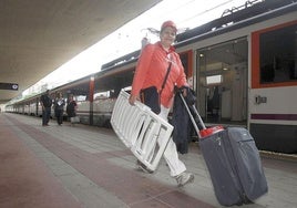 Una viajera toma uno de los conocidos como trenes playeros.