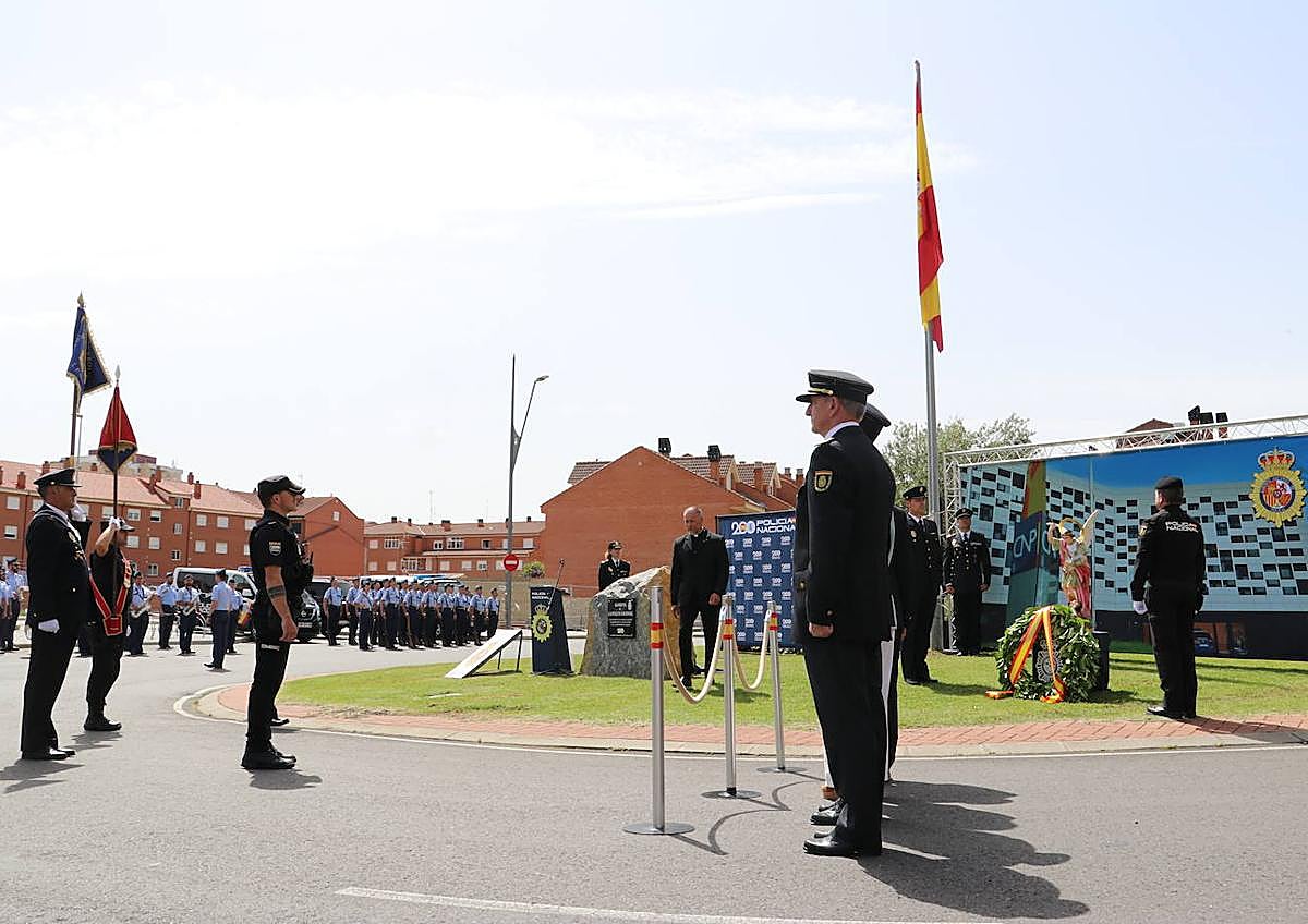 Imagen secundaria 1 - Concesión del nombre de Policía Nacional a una calle y a una glorieta de la localidad de Trobajo del Camino 