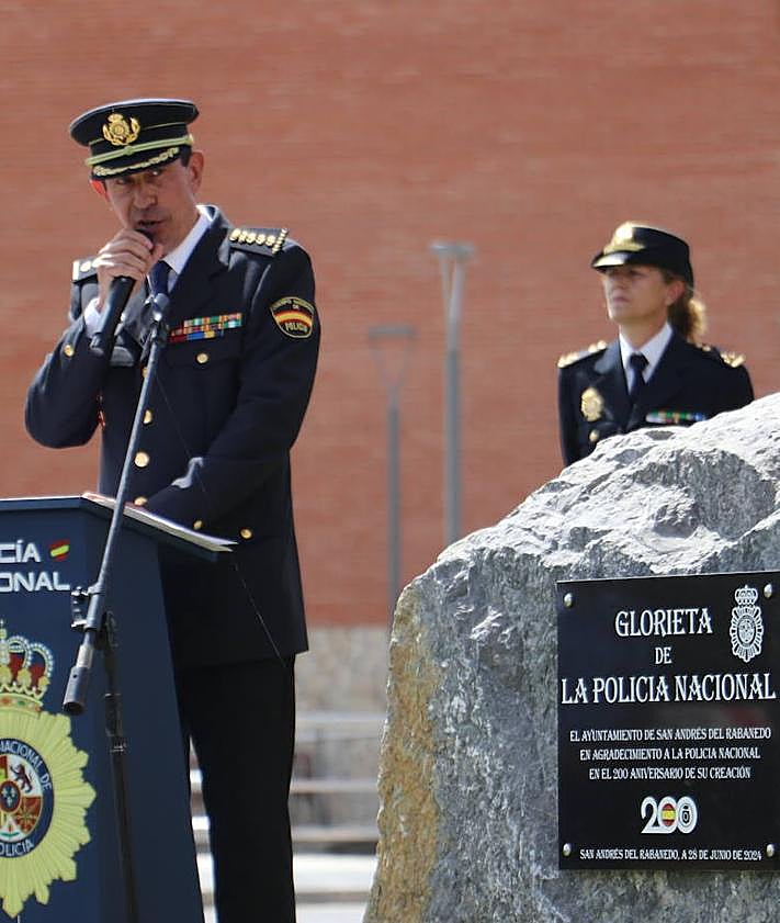 Imagen secundaria 2 - Concesión del nombre de Policía Nacional a una calle y a una glorieta de la localidad de Trobajo del Camino 