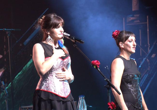 Rozalén y su intérprete en lengua de signos durante el concierto en León.