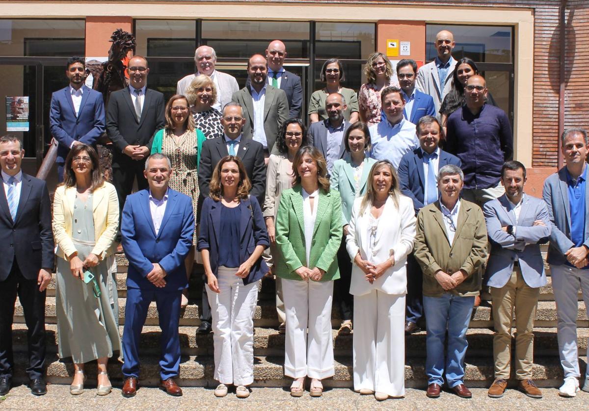 Nuria González y los nuevos cargos en la puerta de El Albéitar