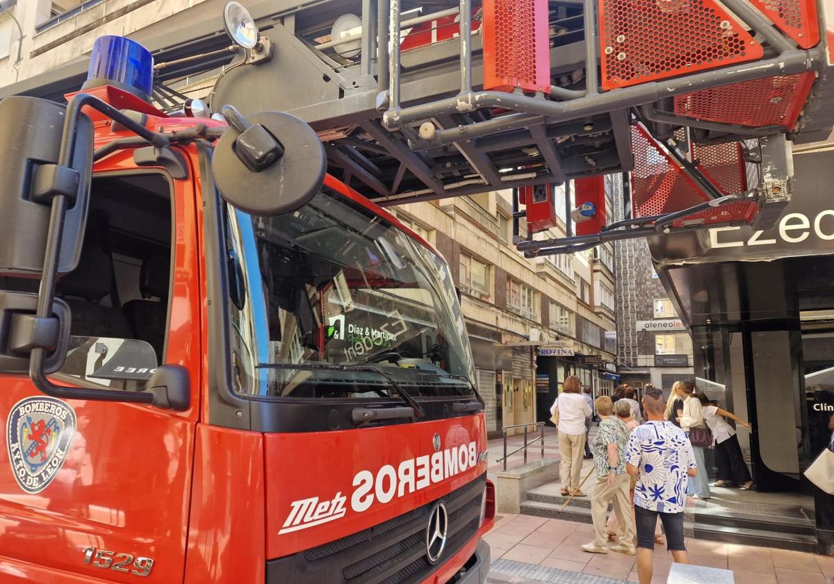 Imagen principal - Bomberos de León acuden a la calle Alfonso V por un incidente sanitario