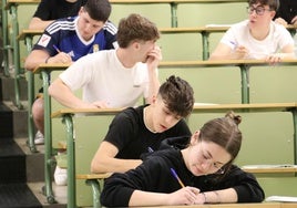 Estudiantes leoneses durante los exámanes de la EBAU.