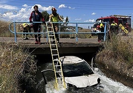 Una rápida actuación salva la vida a dos personas que volcaron en un canal