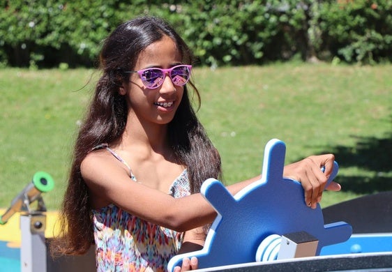 Sara jugando en el parque de Villaobispo.