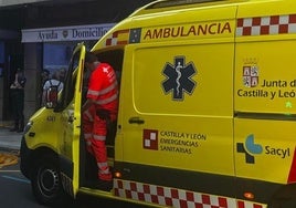 Imagen de archivo de una ambulancia en León.