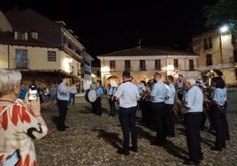 La banda municipal tocando en la plaza del Grano.