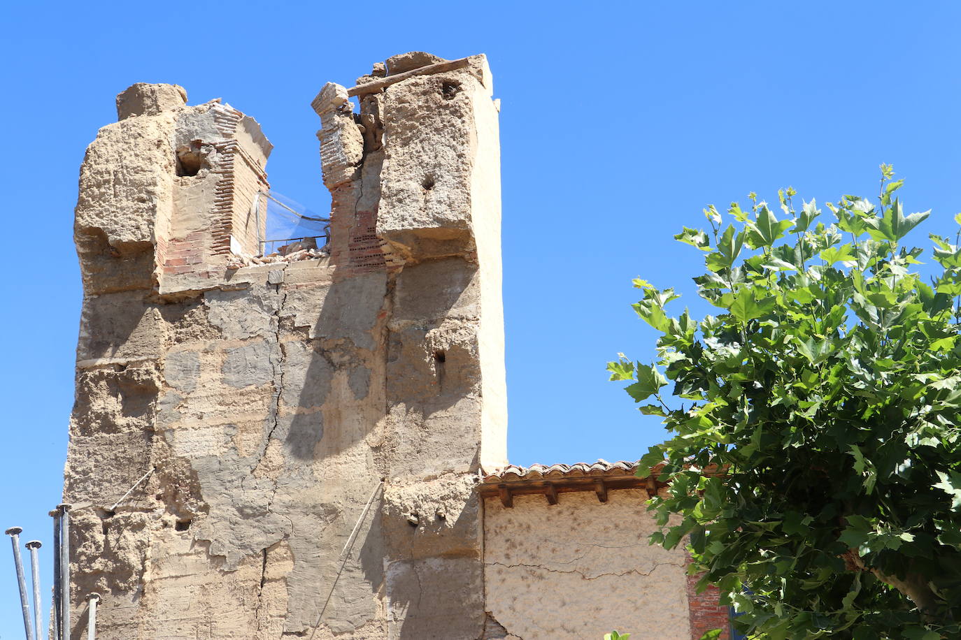 Se cae la torre de la iglesia de Villaturiel
