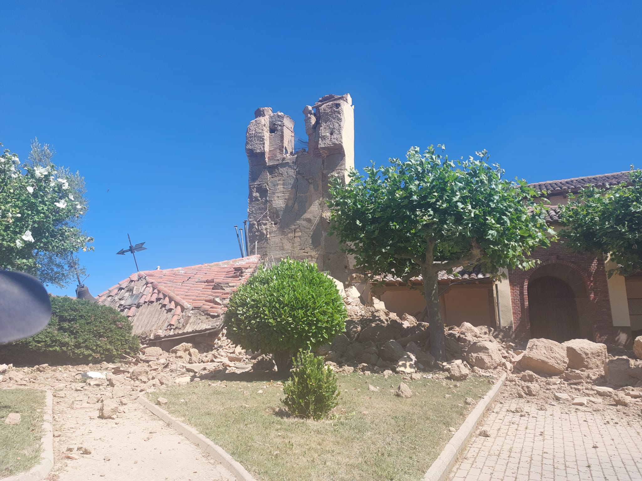 Se desploma la torre de la iglesia de Villaturiel a plena luz del día